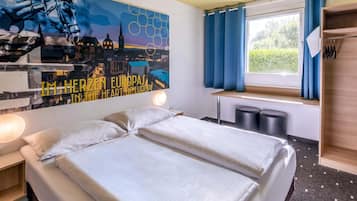 Hypo-allergenic bedding, desk, soundproofing, free WiFi