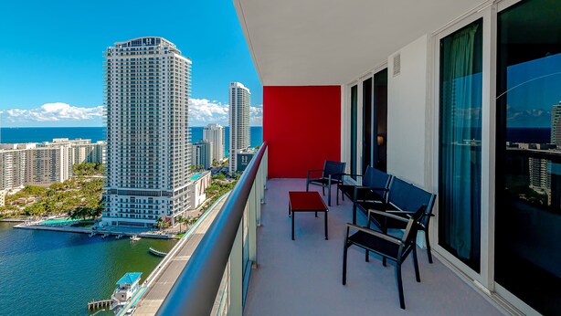 Property grounds - Apartment w/ Balcony,Pool, Views and Near Beach (Hallandale Beach)