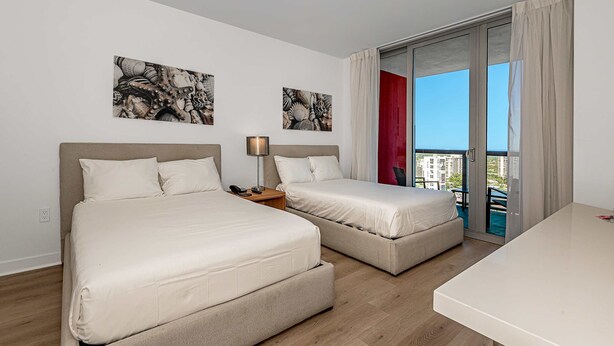 2 bedrooms, desk, iron/ironing board, travel crib - Apartment w/ Balcony,Pool, Views and Near Beach (Hallandale Beach)