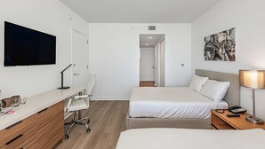 2 bedrooms, desk, iron/ironing board, travel crib - Apartment w/ Balcony,Pool, Views and Near Beach (Hallandale Beach)