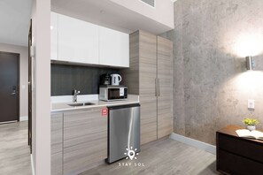 Mikrowelle, Wasserkocher mit Kaffee-/Teezubehör, Toaster