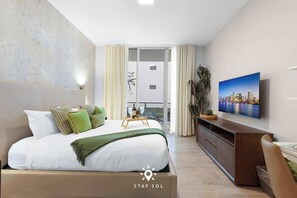 Schreibtisch, Bügeleisen/Bügelbrett, Reisekinderbett, WLAN