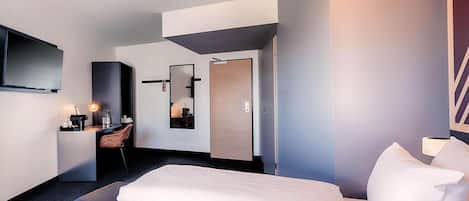 Desk, soundproofing, free WiFi, bed sheets