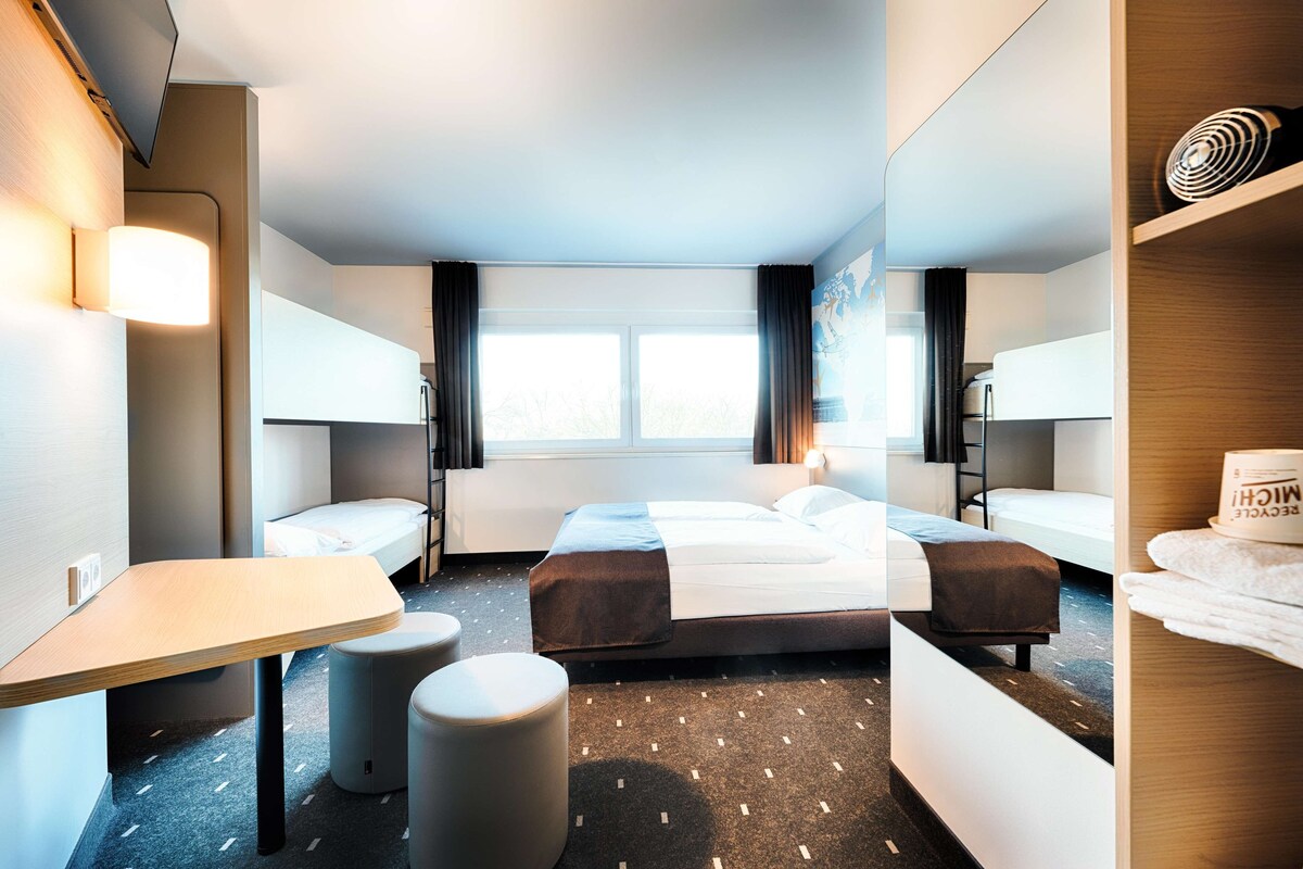 Een bureau, geluiddichte muren, gratis wifi, beddengoed