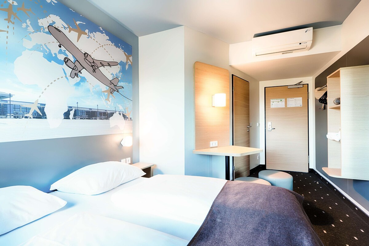 Een bureau, geluiddichte muren, gratis wifi, beddengoed
