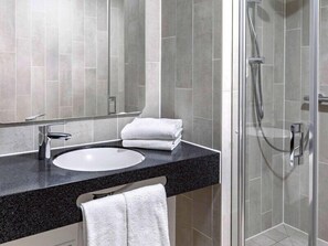 Habitación Premium doble | Baño | Ducha, secador de pelo y toallas