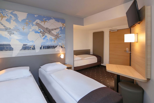 Desk, soundproofing, free WiFi, bed sheets