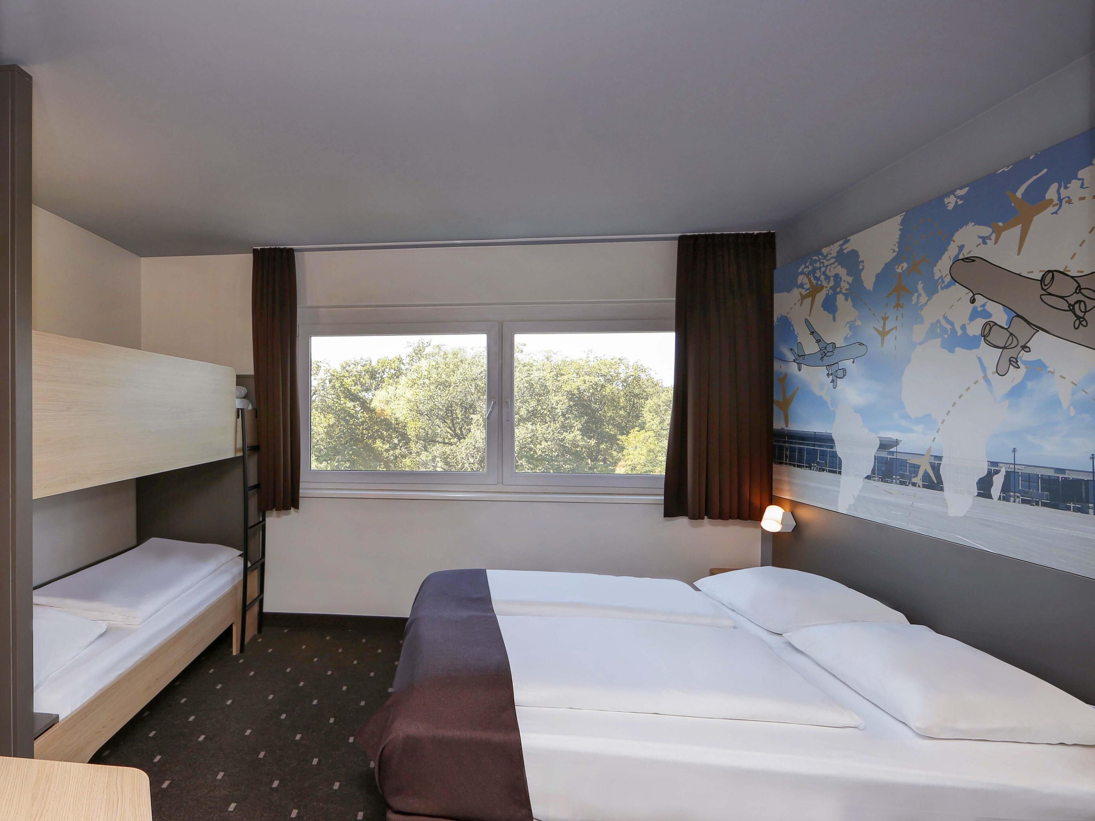 Quadruple Room | Desk, soundproofing, free WiFi, bed sheets
