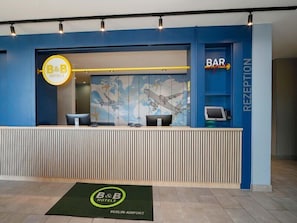 Lobby - B&B Hotel Berlin-Airport (Schoenefeld)
