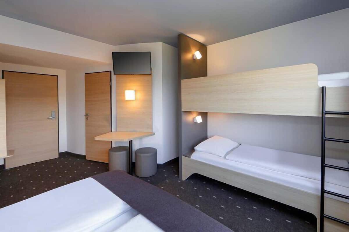 Habitación cuádruple | Escritorio, sistema de insonorización, wifi gratis y ropa de cama