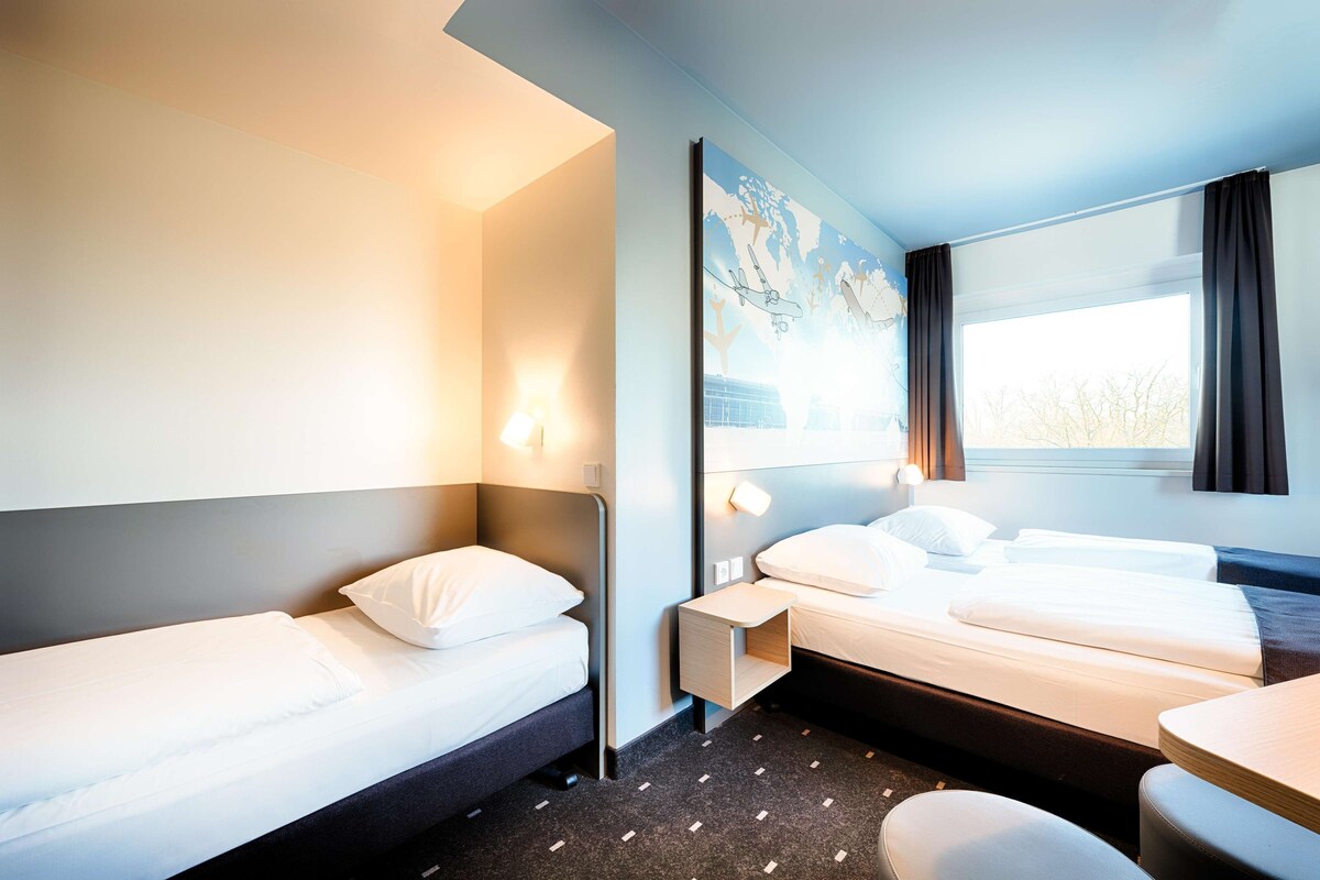 Een bureau, geluiddichte muren, gratis wifi, beddengoed