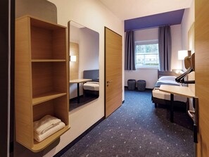 Desk, soundproofing, free WiFi, bed sheets
