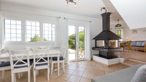 TV, peis, bøker og stereoanlegg