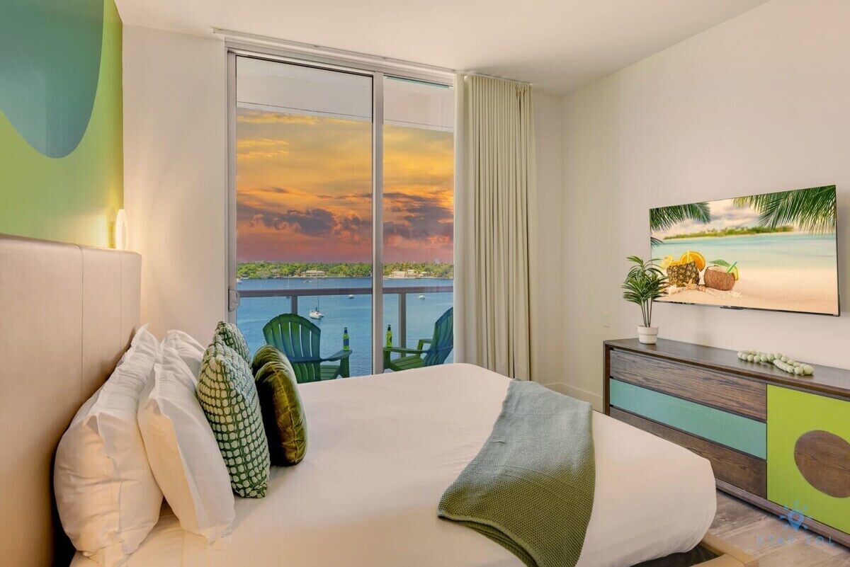 2 habitaciones, escritorio y tabla de planchar con plancha 