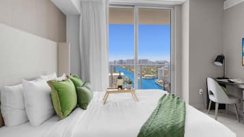 3 soverom, skrivebord, strykejern/-brett og reiseseng for barn