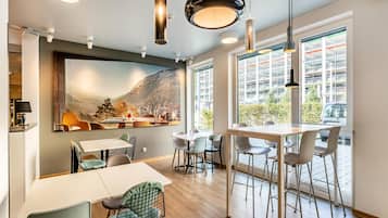 Dagelijks ontbijtbuffet (EUR 13.9 per persoon)