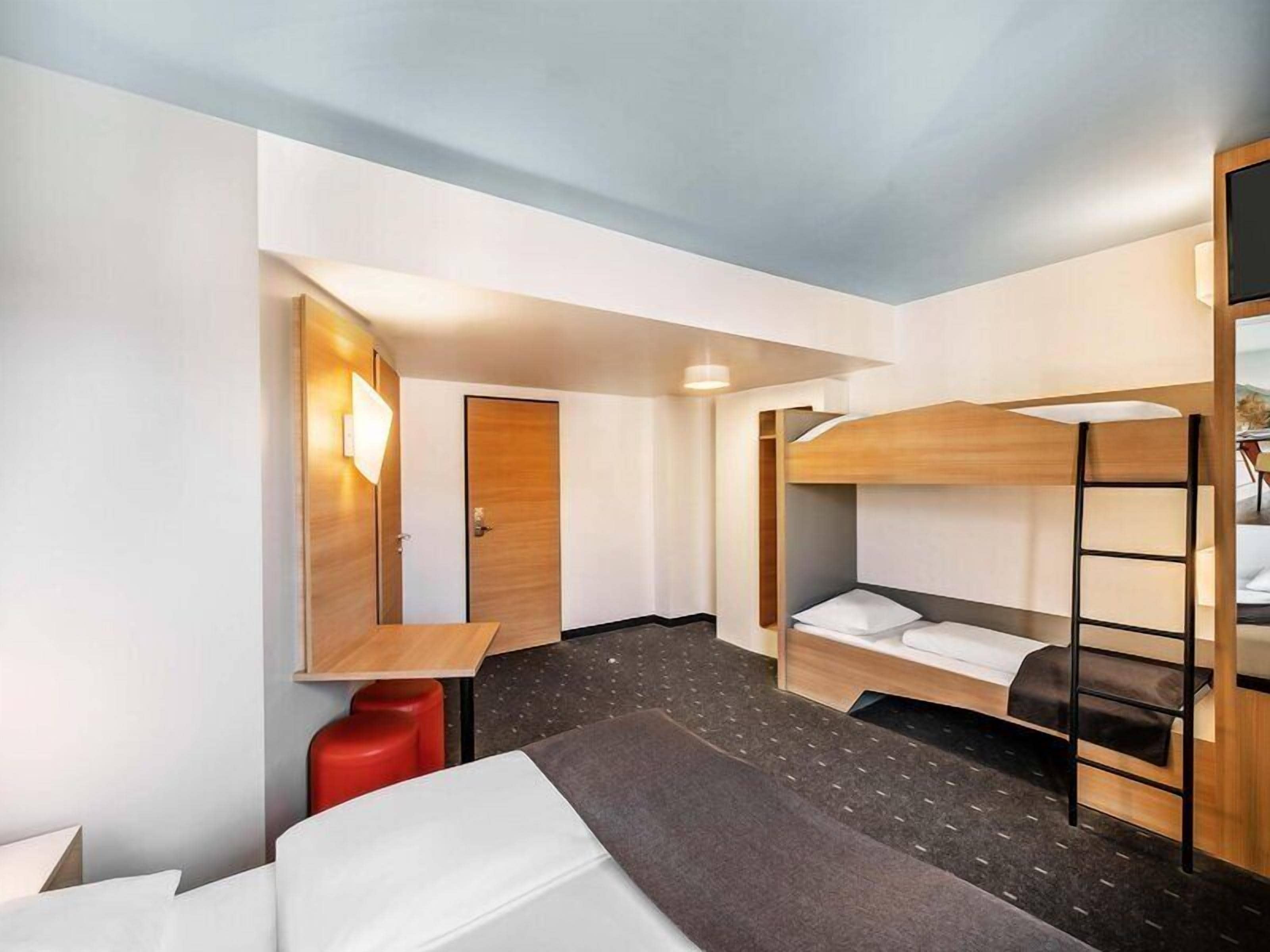 Quadruple Room | Hypo-allergenic bedding available, desk, soundproofing, WiFi (free)