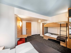 Quarto quádruplo | Roupas de cama antialérgicas, escrivaninha, quartos à prova de som