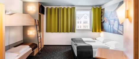 Chambre quadruple | Literie hypoallergĂ©nique, bureau, systĂšme dâinsonorisation