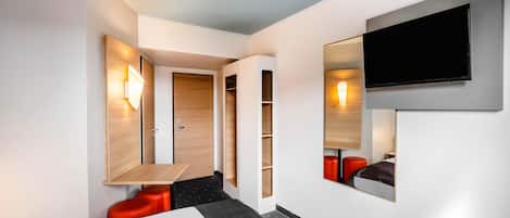 Hypo-allergenic bedding, desk, soundproofing, free WiFi