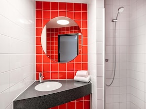 Shower, pengering rambut,  dan handuk