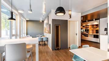 Roupas de cama antialérgicas, escrivaninha, quartos à prova de som