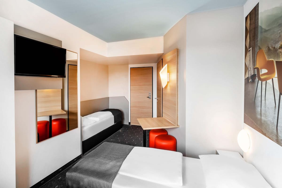 Driepersoonskamer | Hypoallergeen beddengoed, een bureau, geluiddichte muren, gratis wifi