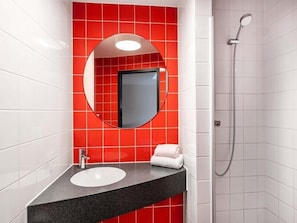 Douche, sèche-cheveux, serviettes fournies