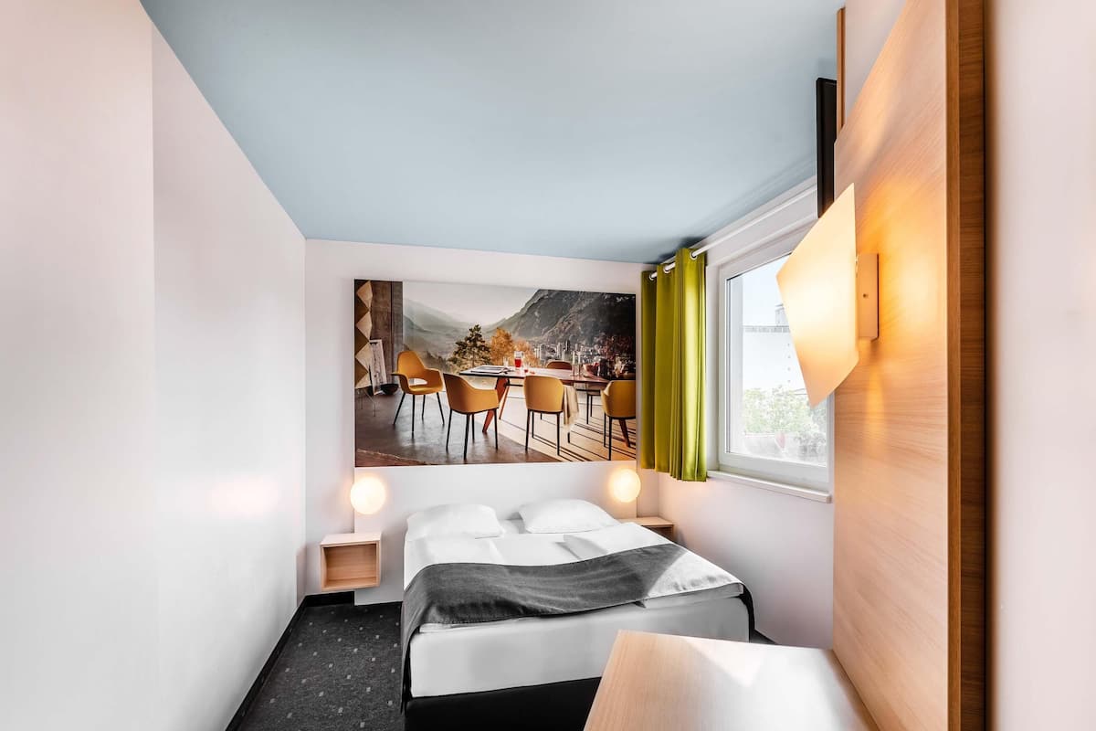 Tweepersoonskamer | Hypoallergeen beddengoed, een bureau, geluiddichte muren, gratis wifi