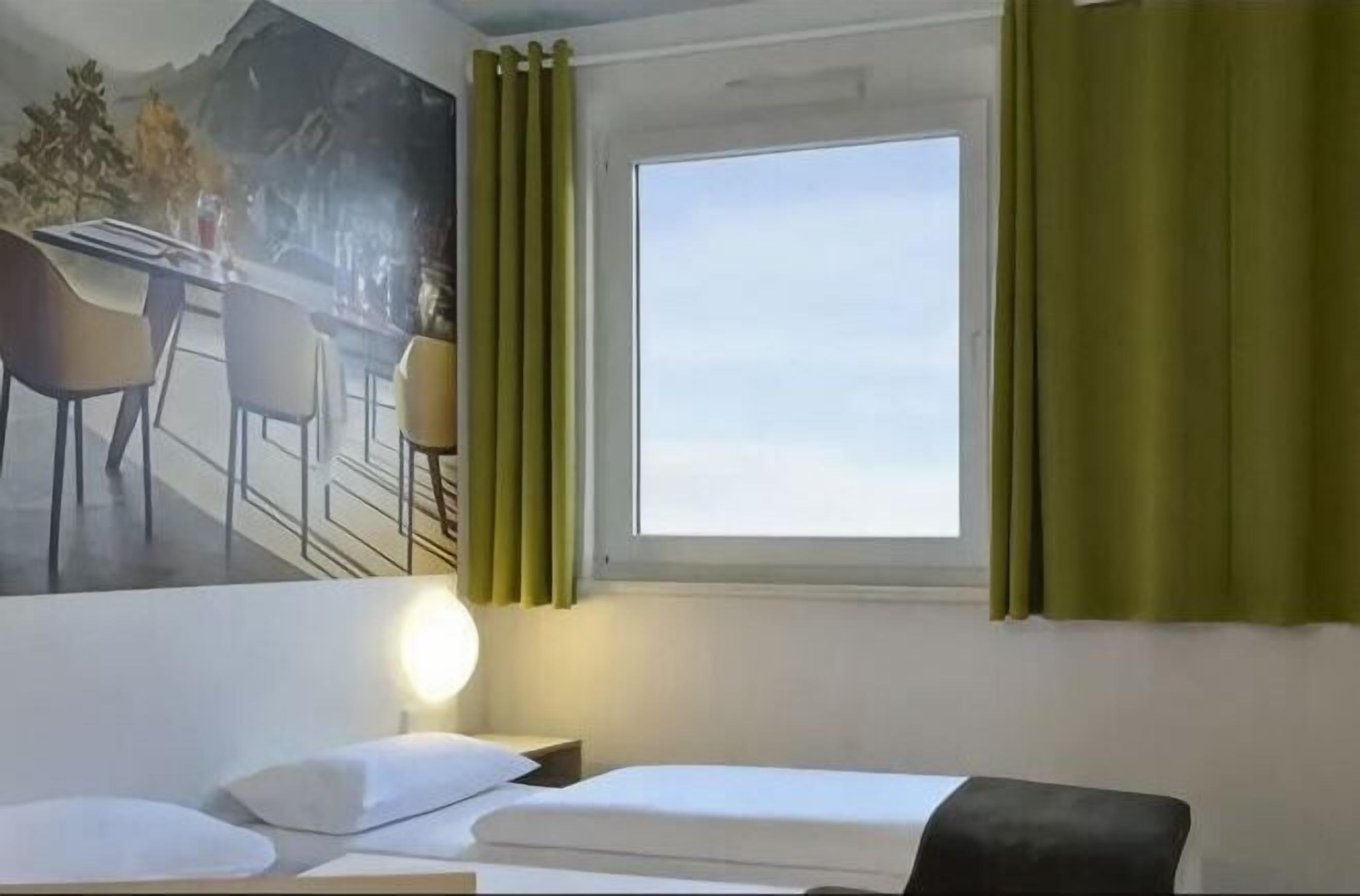 Hypo-allergenic bedding, desk, soundproofing, free WiFi