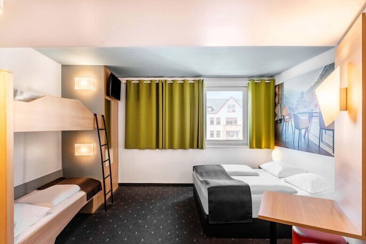 Hypo-allergenic bedding available, desk, soundproofing, WiFi (free)