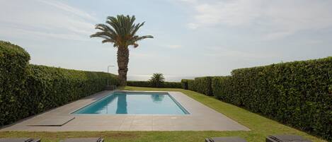 Piscine extérieure, chaises longues