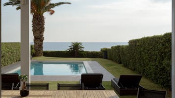 Luxury Villa, 4 Bedrooms, Sea View, Beachfront | Pemandangan dari bilik