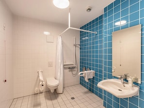 Een douche, een haardroger, handdoeken, zeep