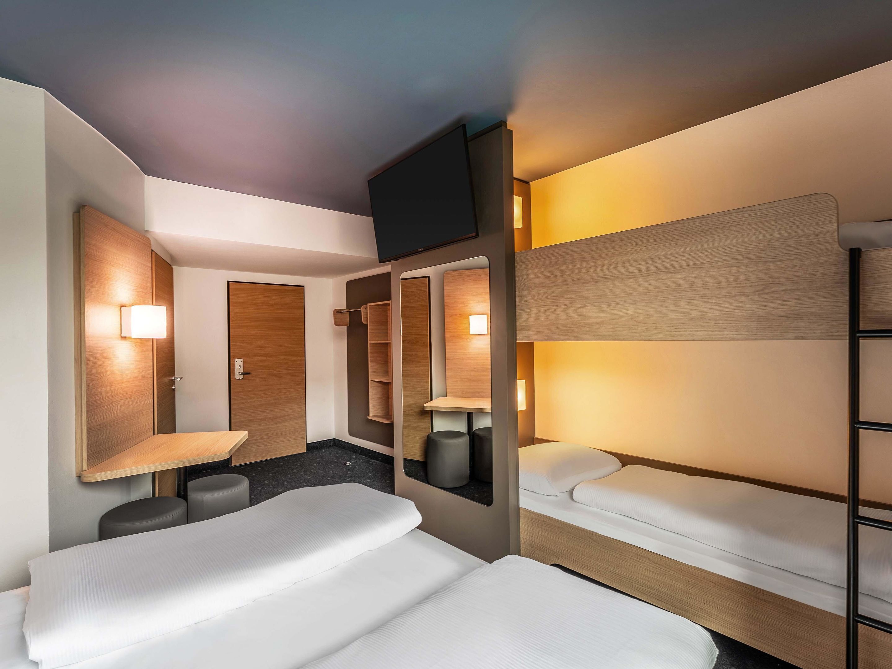 Fyrbäddsrum | Skrivbord, gratis wi-fi och sängkläder