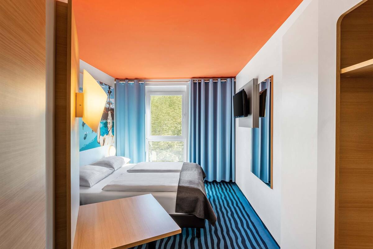 double room | desk, free wifi, bed sheets