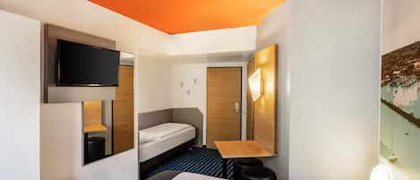 Triple Room | Desk, free WiFi, bed sheets
