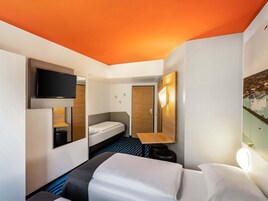 Triple Room | Desk, free WiFi, bed sheets