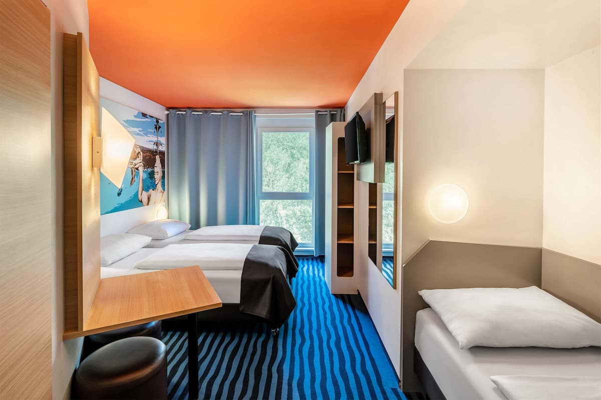 Triple Room | Desk, free WiFi, bed sheets