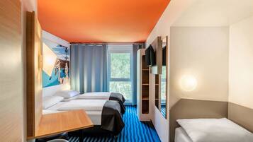 Triple Room | Desk, free WiFi, bed sheets