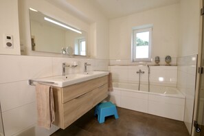 Haus Nina - Sonnenweg 20 | Badezimmer | Badewanne und Dusche (separat), Haartrockner, Handtücher