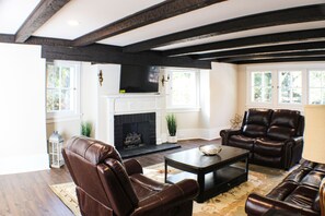 Smart-TV, peis og bøker