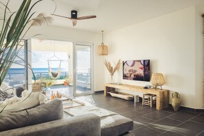 Een smart-tv, boeken en een filmbibliotheek