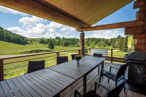 Outdoor dining - Log cabin with 25 m2 terrace and unobstructed view (La Pesse)