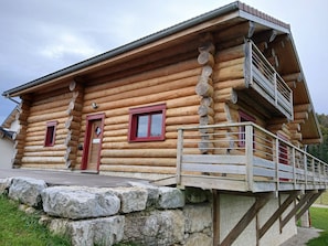 Exterior - Log cabin with 25 m2 terrace and unobstructed view (La Pesse)