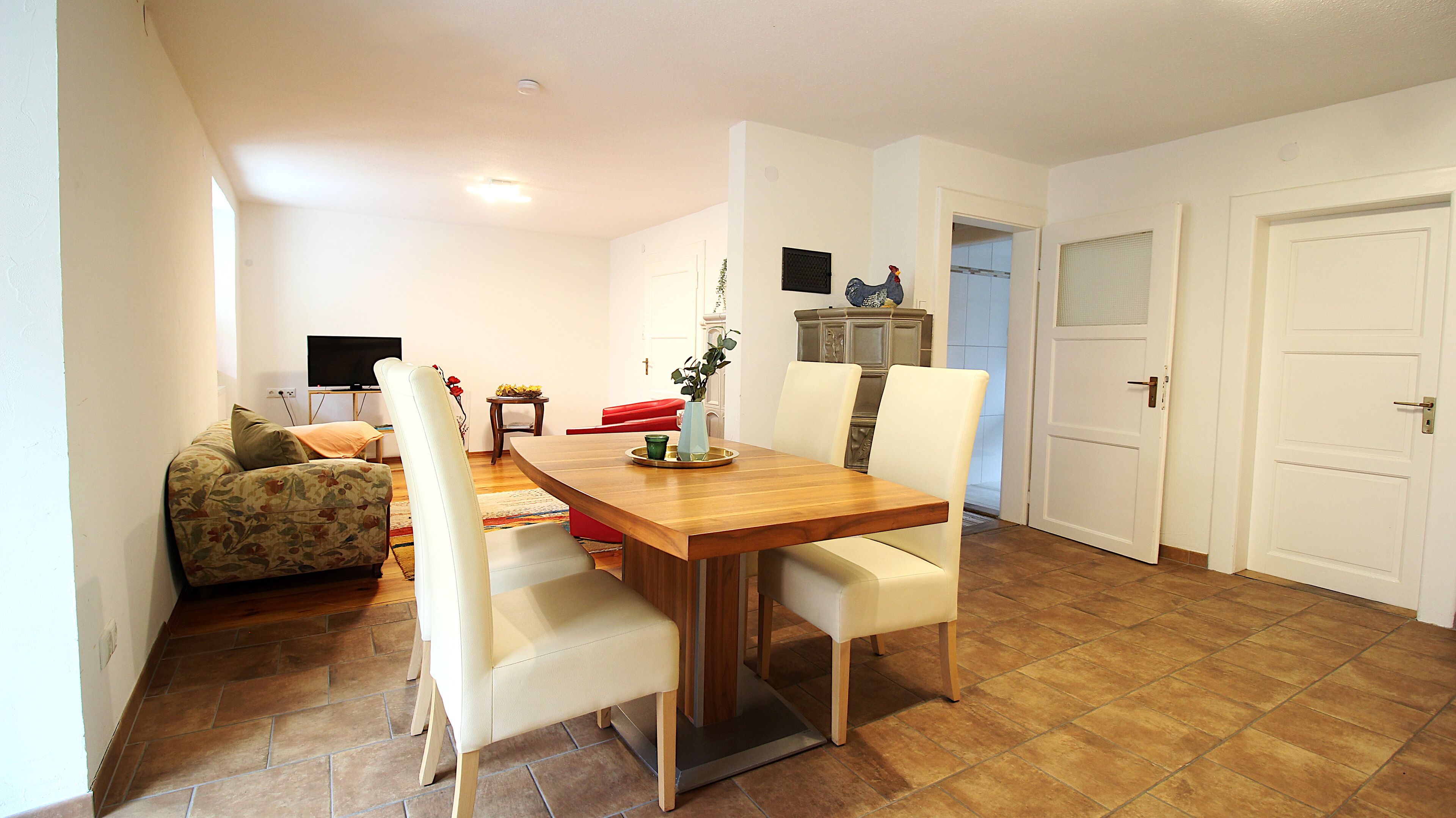 Comfort-Apartment | Wohnzimmer | 30-Zoll-Flachbildfernseher mit Kabelempfang, Fernseher