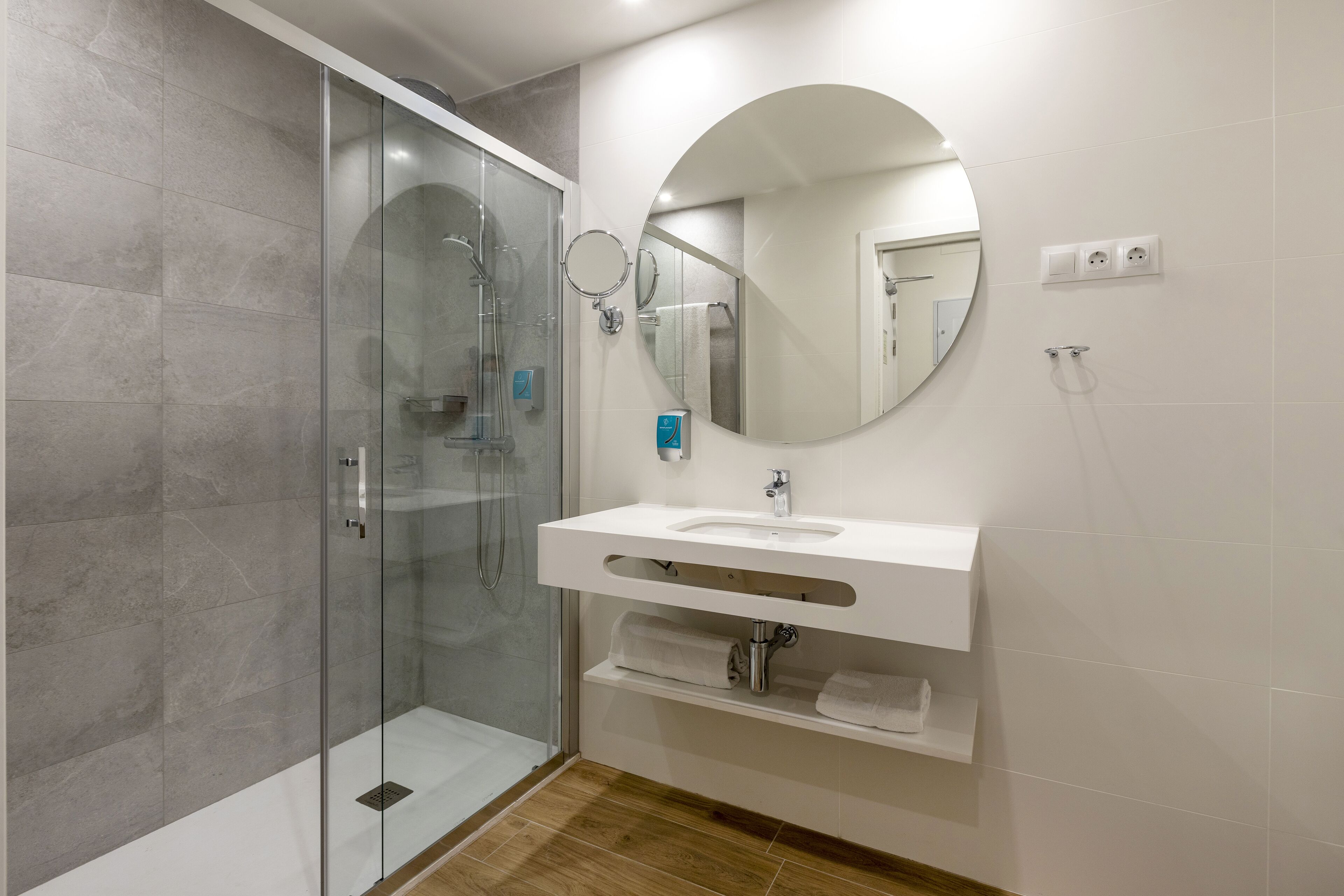 Suite, 2 slaapkamers, terras | Badkamer | Een douche, milieuvriendelijke toiletartikelen, een haardroger