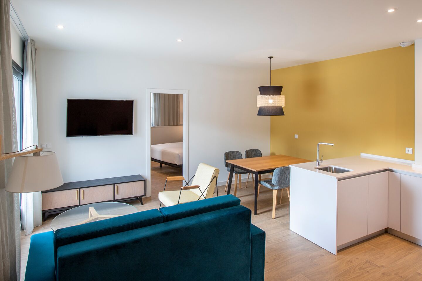 Suite, 2 habitaciones, terraza | Zona de estar | Smart TV de 40 pulgadas con canales por cable, una televisión