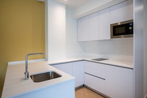 Suite, 2 chambres, terrasse | Cuisine privée | Mini réfrigérateur, micro-ondes, plaque de cuisson, grille-pain