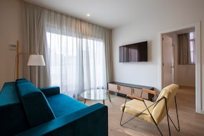 Suíte, 1 quarto, terraço | Sala de estar | Smart TV 40 polegadas com canais a cabo, TV